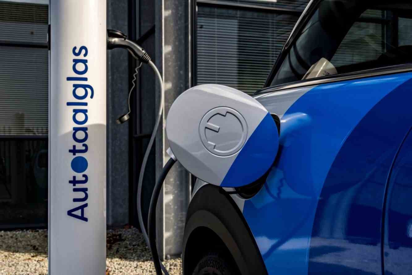 Laadpaal + MINI Electric 1 gecomprimeerd
